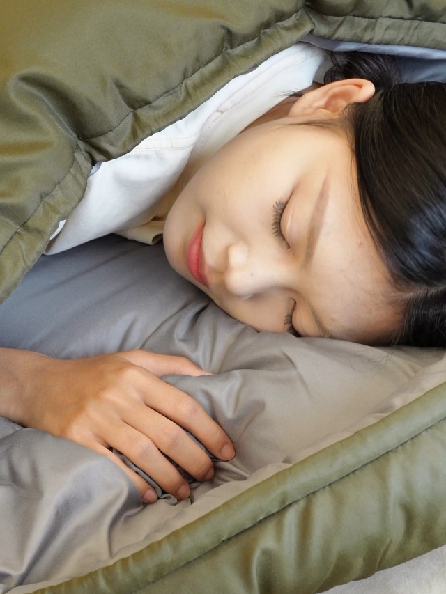 Amazon.co.jp: BISINNA グラフェン繊維 寝袋 軽量1.8kg オールシーズン