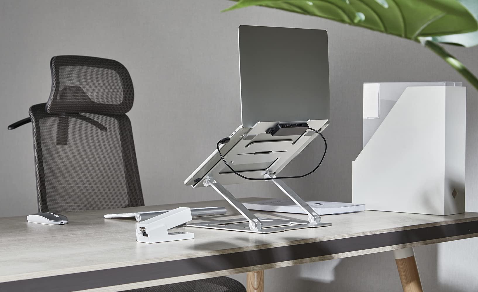 myWall Laptop Ständer HT17L, Ergonomische Laptop-Halterung für den Schreibtisch, Notebook und MacBook Ständer kompatibel für 11-17 Zoll, Belüftet und Zusammenklappbar, Ständer-Halter für Laptop