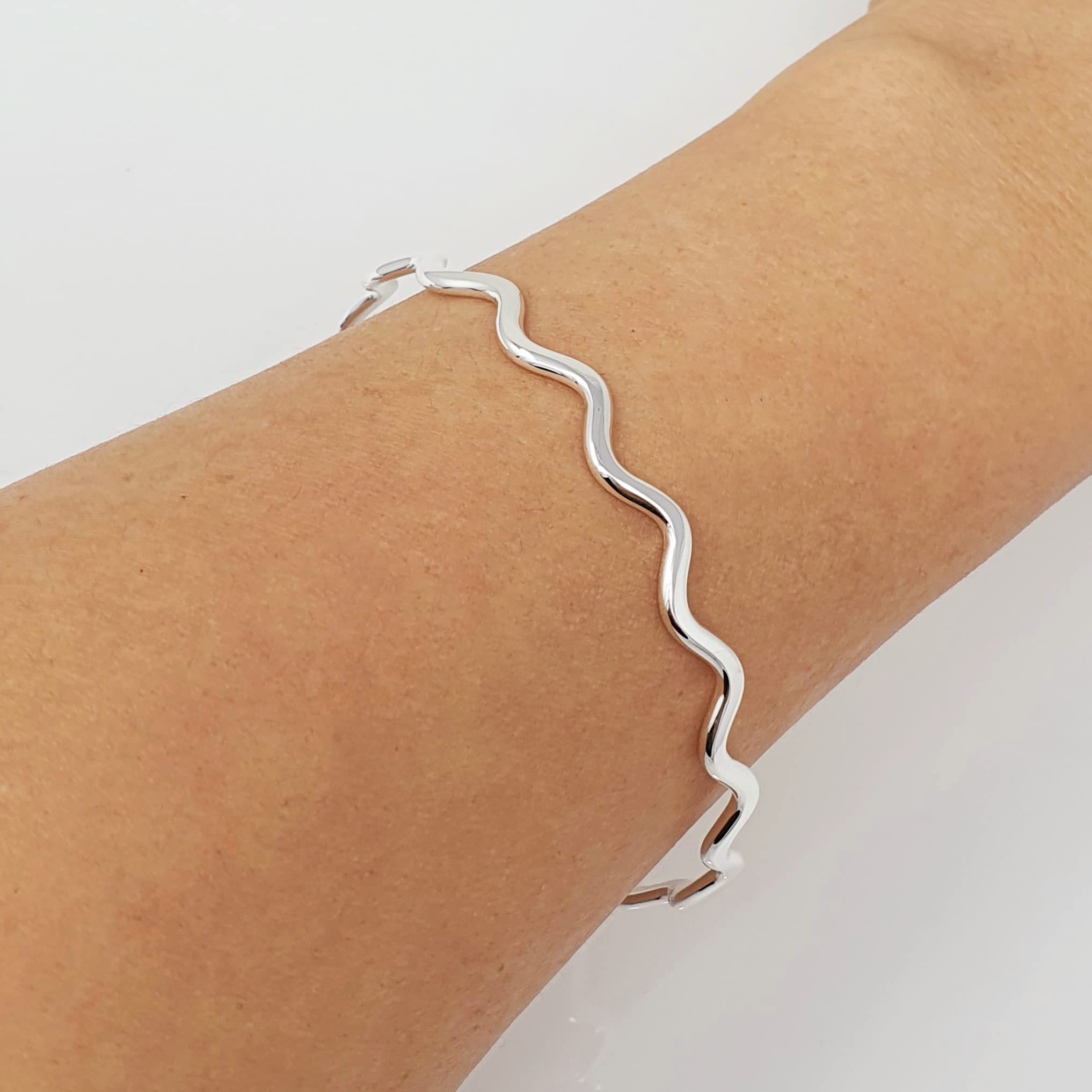 Treasure Bay Bracciale Rigido Singolo Ondulato in Argento Sterling per Donna, Diametro 65mm, Medio (Argento)