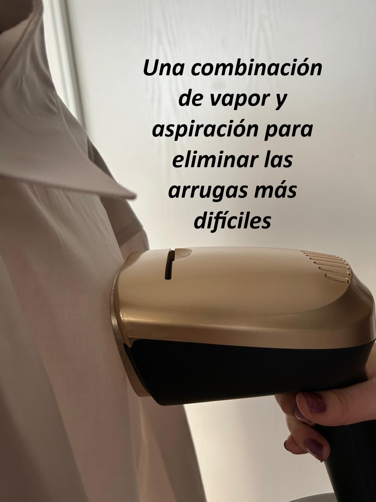 FAUG Plancha vertical 1500W. Gana un 50% de eficiencia gracias a la nueva función de succión. Flujo de vapor de 15 a 21 g/min y suela de teflón para prendas sin arrugas.