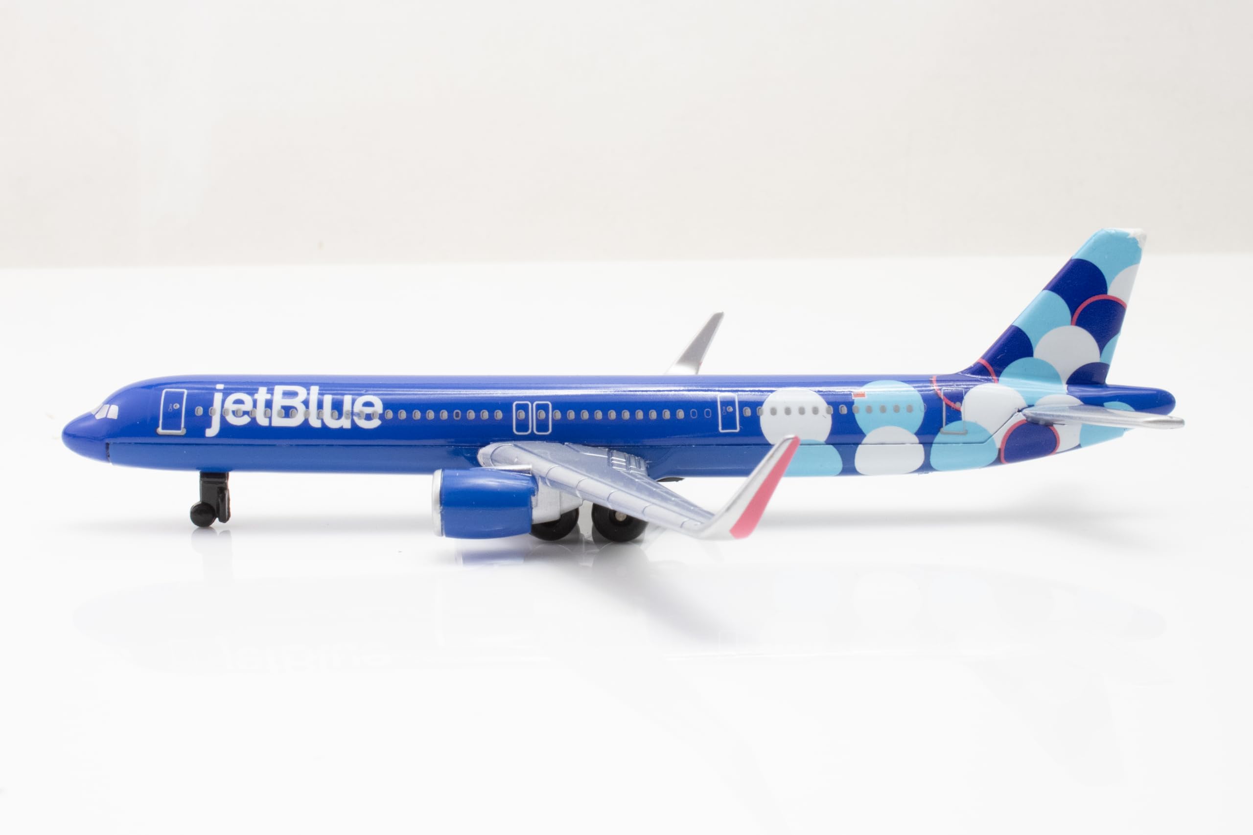 Amazon.com: Daron 12-Piece jetBlue A321 Balloons Livery Airport