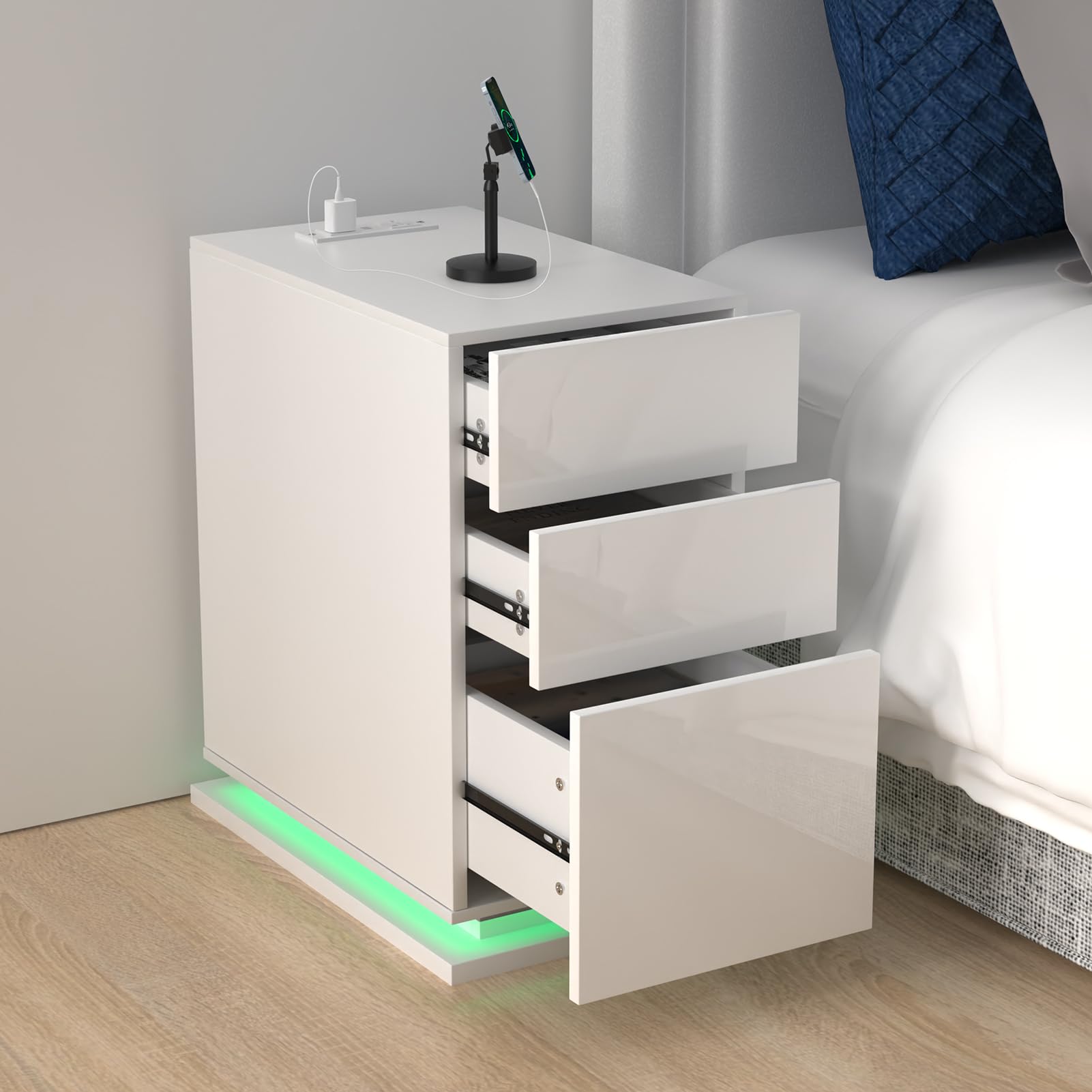 Table De Chevet Blanche Avec Prise Et USB - 3 Tiroirs - Bois Aggloméré - Design Moderne - 40x50x176 Cm - Pour Chambre Ou Salon