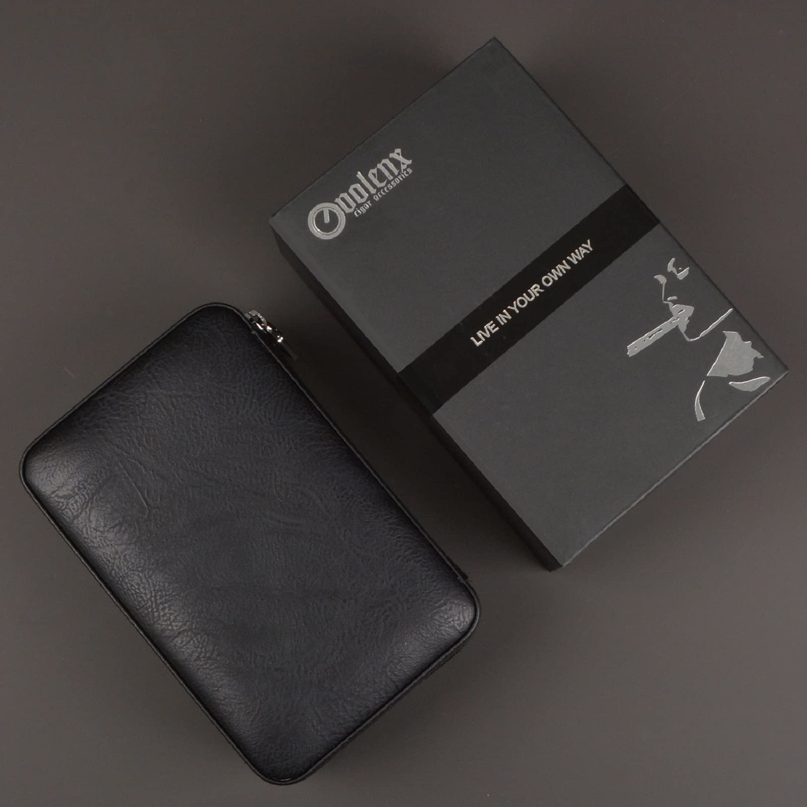 Leder Zigarren Humidor Set mit 3-in-1 Zigarrenfeuerzeug & Befeuchter, Tragbare Reise Leder Zigarrenetui für 6 Zigarren, Locher Zubehör, Geschenk für Weihnachten (Schwarz)