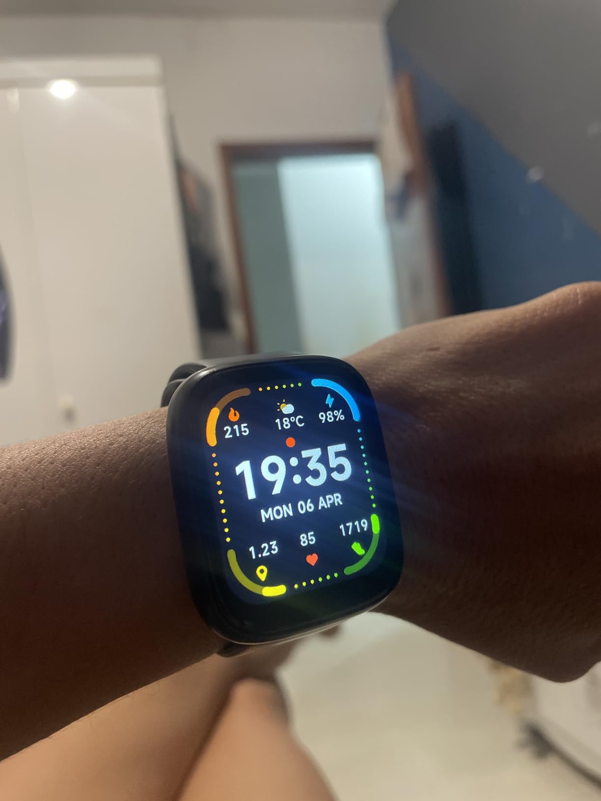 Pessoa usando o smartwatch Bettdow preto no pulso, com a tela exibindo a hora e outras informações.