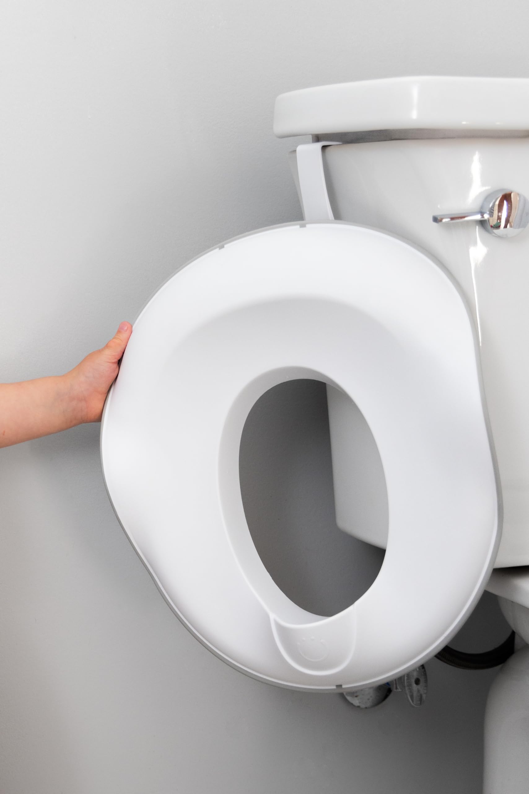Ubbi Verstellbarer Toilettentrainer für Kleinkinder im Töpfchentraining mit integrierten Griffen und Bonus-Töpfchenhaken für einfache Lagerung, Grau