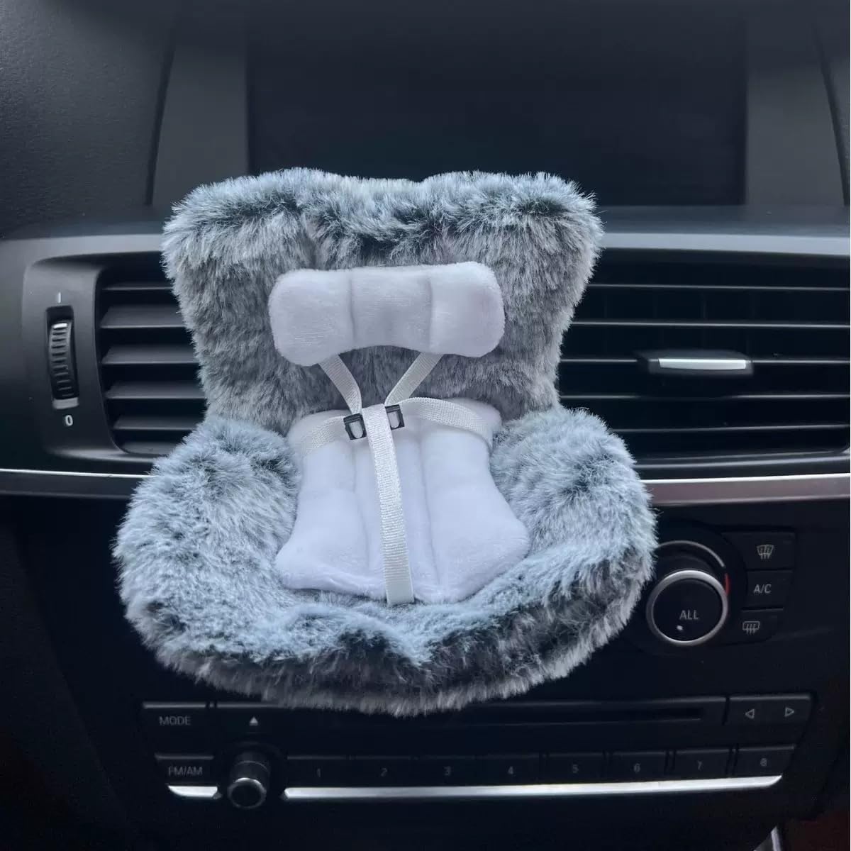 Car Seat for 17cm Dolls with Soft Furry Cushion, Air Vent Clip and Desktop Stand, Cute and Functional Car Ornament for Blind Box Doll Fans and Doll Collectors (Grey)
