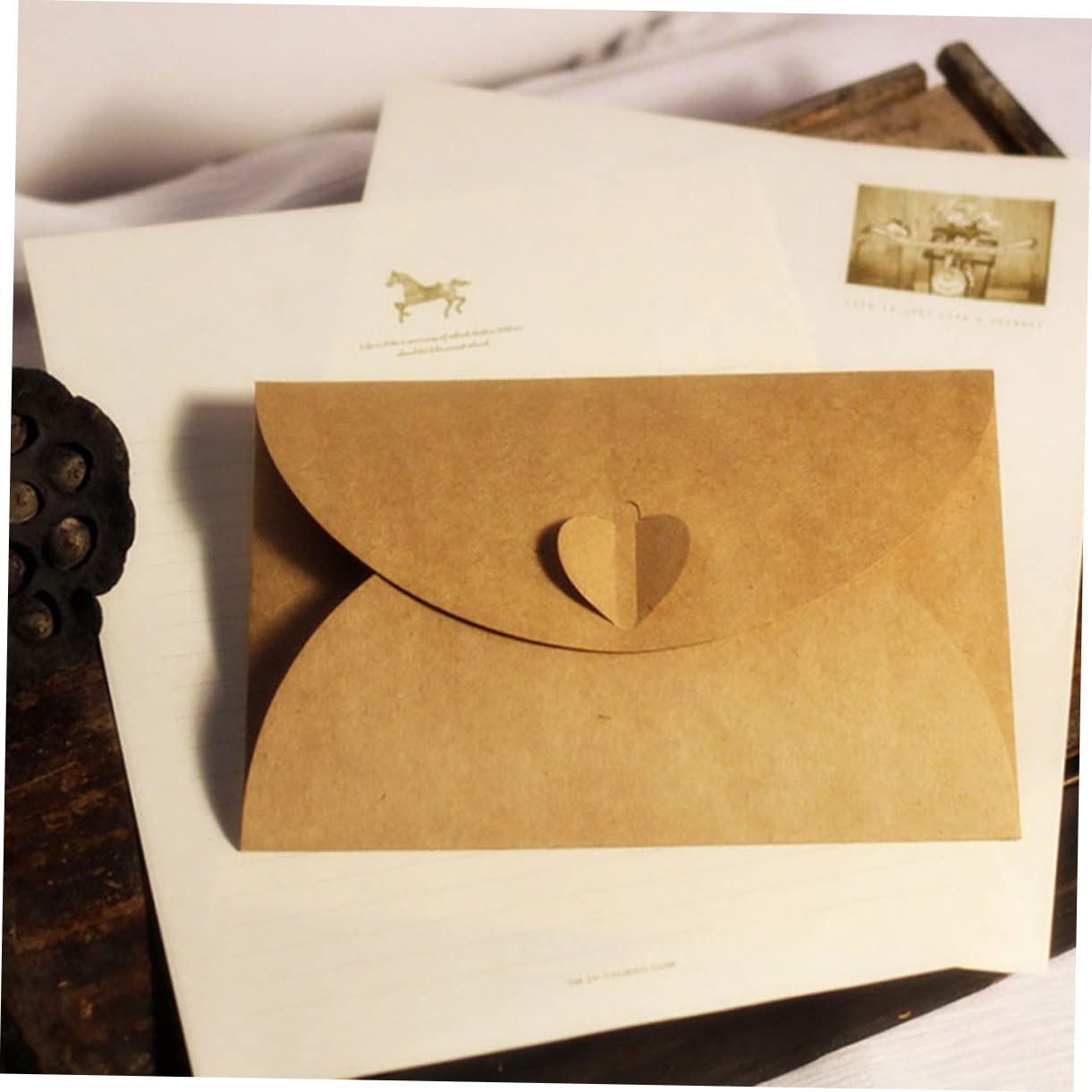STOBOK 100stücke Kraftpapierumschläge Vintage Leer Aufbewahrungsumschläge Mit Herzverschluss Papierumschläge Für Postkarten Diy-zubehör