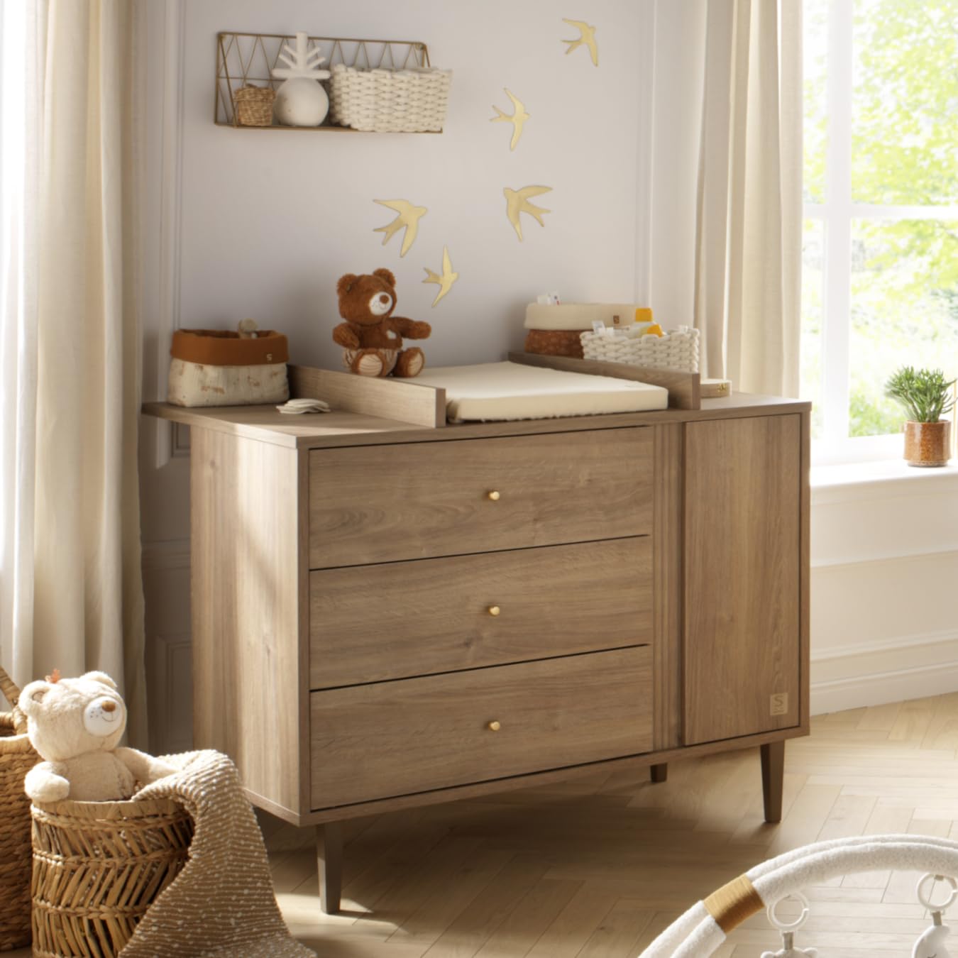 Sauthon Commode 3 tiroirs et 1 Porte avec détail Imitation Bois texturé et Pieds Bois