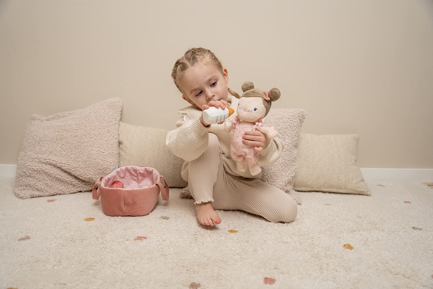 Little Dutch Stoffpuppe Babypuppe im Tragekorb mit magnetischem Schnuller und Trinkflasche und viel Zubehör Rosa rosa - Little pink Flowers