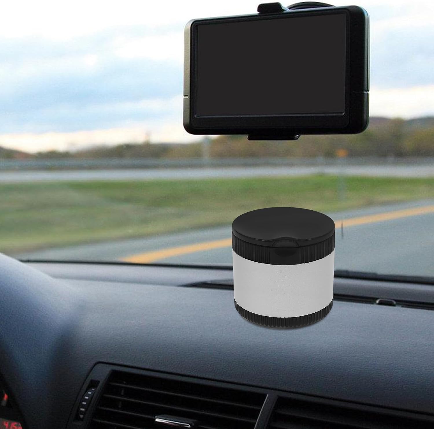 Metal Car Ashtray with Lid Lightweight Smokeless Retro Design Portable Auto Ash Tray for Home Bar Office Unique Automotive Accessory Prevents Ash Mess Stylish Silver Holder