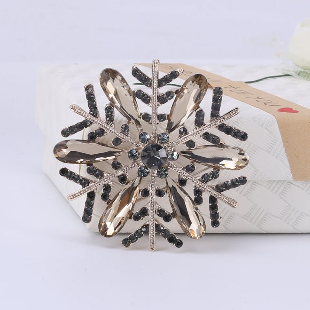 YAHOYA High-Grade Strass Fiocco di Neve Spilla Femmina squisita Gioielli Banchetto Nuziale Spille Abbigliamento Corsage Cristallo Fiore Distintivo