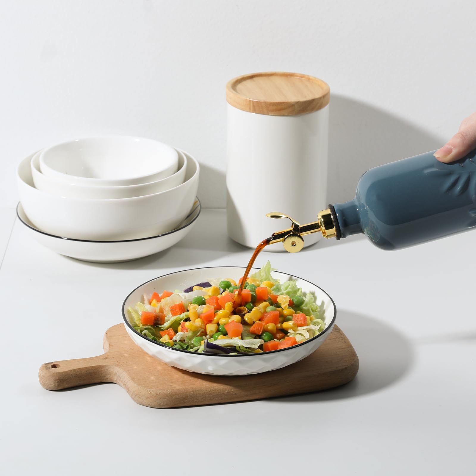Sweejar Home Bouteille de 530 ml pour huile de cuisine avec bec à gravité, distributeur d'huile d'olive en céramique, récipient opaque en relief pour huile d'olive extra vierge, vinaigre, sauce soja