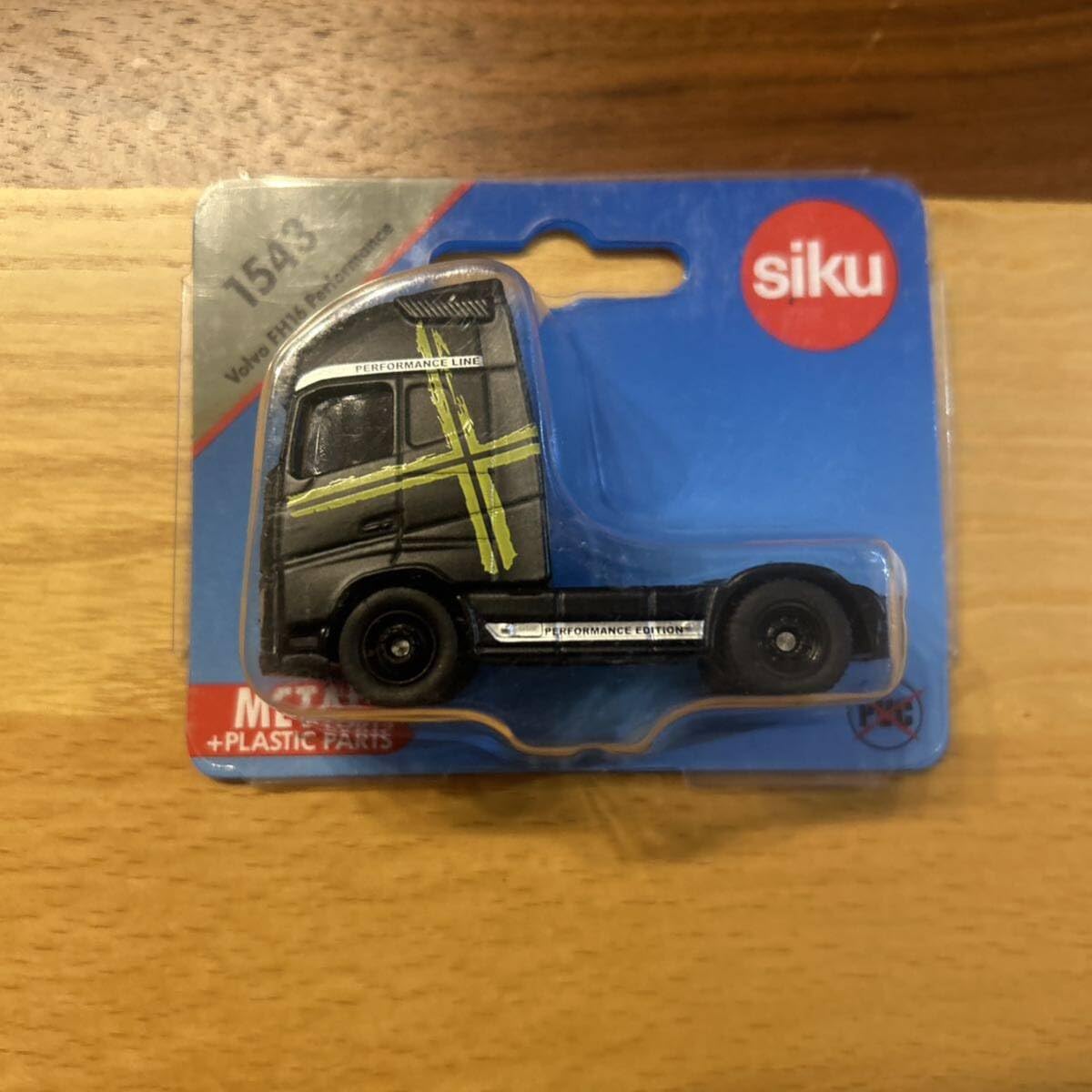 Amazon.co.jp: siku1543 1/87 ボルボトレーラーヘッド : おもちゃ