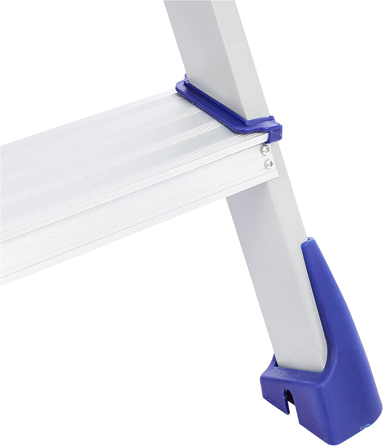 Close-up of the ribbed top platform of the Amazon Basics Clamber Pro ladder