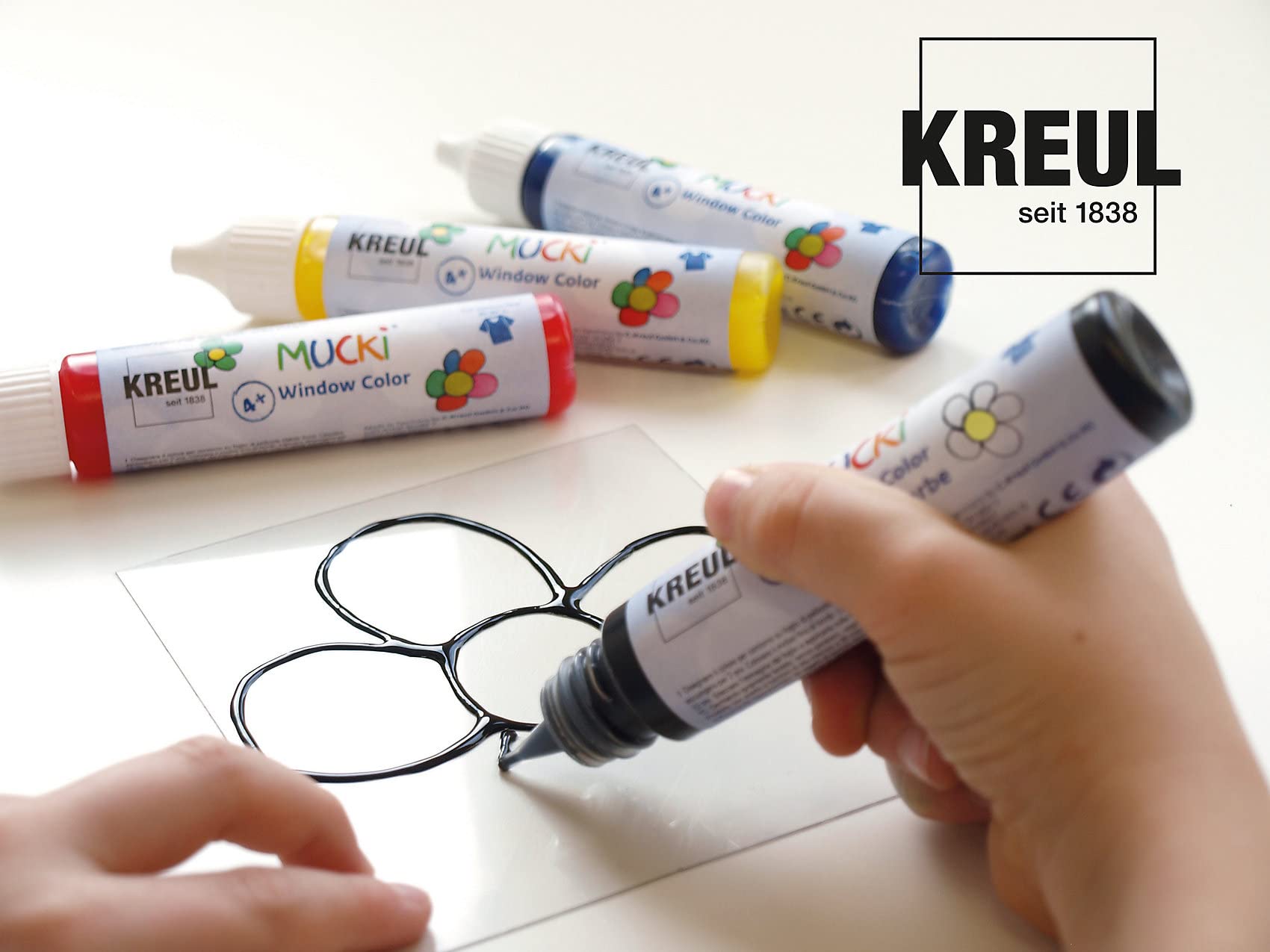 KREUL 24451 - Mucki Window Color Mały Świat Zwierząt - zestaw z 7 kredkami do kolorowania okien o pojemności 29 ml, plastikowymi kartami i szablonami, wegański, bezglutenowy, bez laktozy