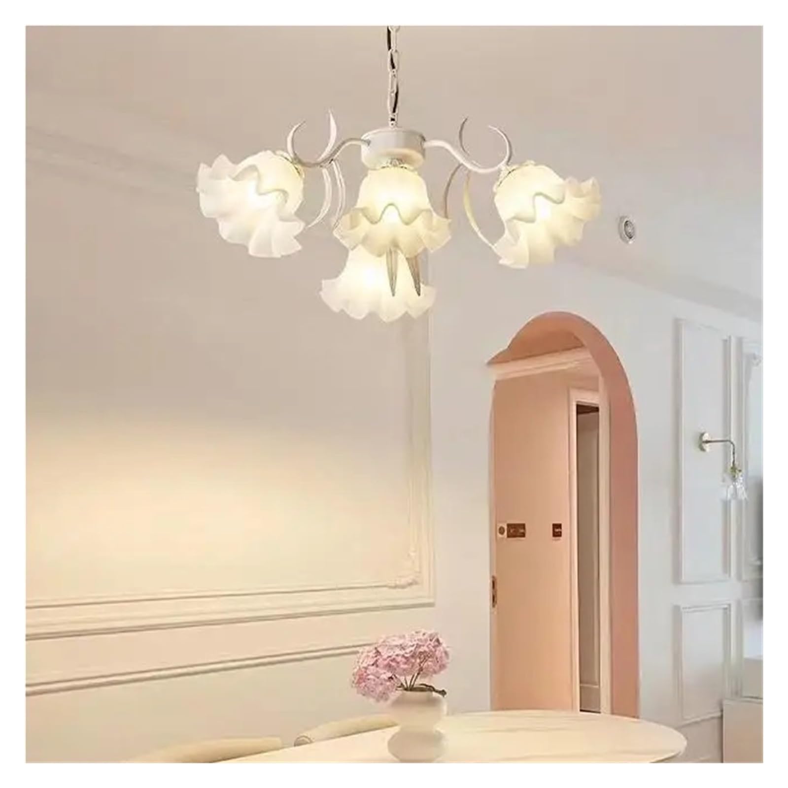 Lustre style rétro français motif floral crème pour sublimer un salon sombre
