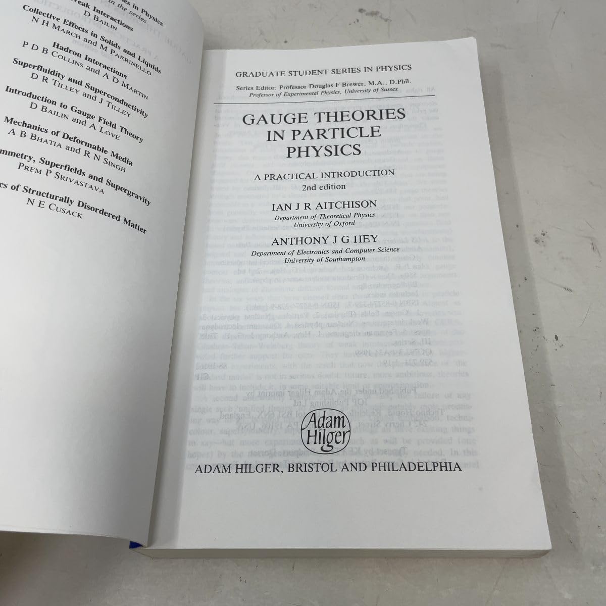 Gauge Theories in Particle Physics: A Practical Introduction (Graduate Student Series in Physics)