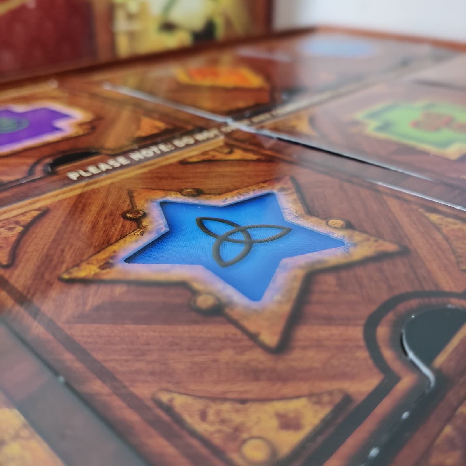 Cranio Creations- Escape Room Puzzle Il Segreto della Scienzata Police Gioco in Scatola, Colore Rosso, CC274
