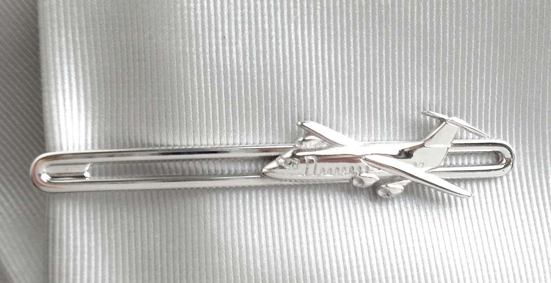 Krawattennadel Flugzeug silbern glänzend ca. 7,2 cm m.i. Germany + Geschenkbox Accessoire für die Seidenkrawatte