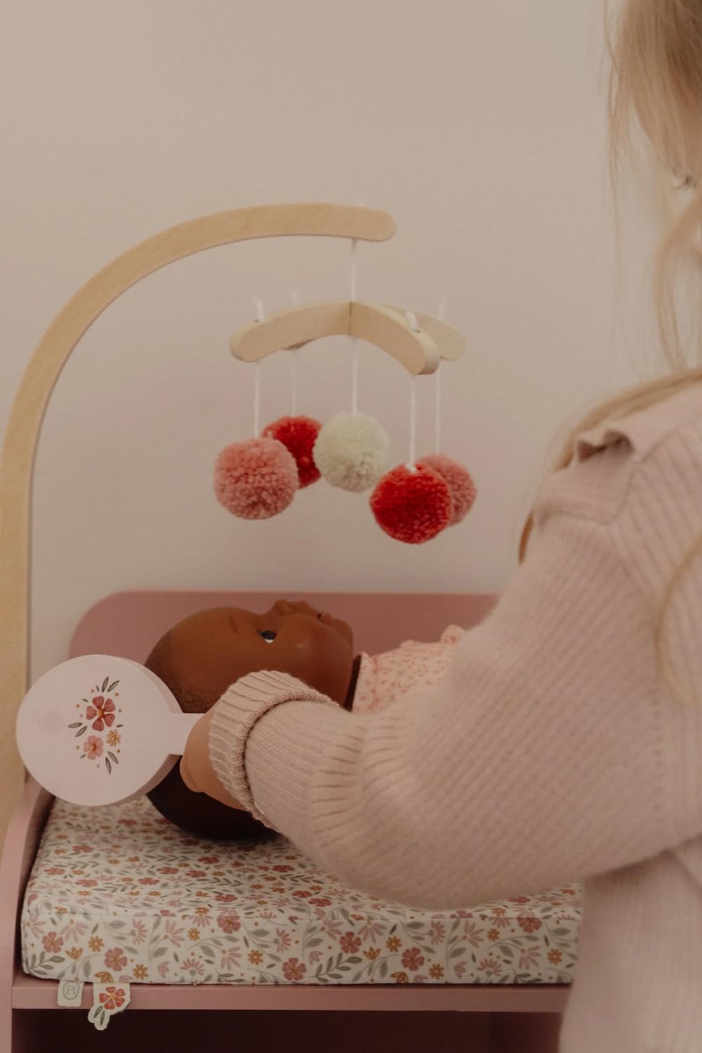 Little Dutch Puppen-Wickeltisch Wickelkommode mit Mobile und viel Zubehör für Babypuppe Puppe - rosa