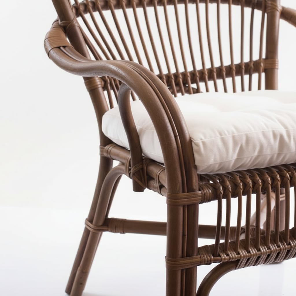 DiKasa Poltrona in Giunco con Cuscino Trapuntato Bianco, Poltrona Rustica Marrone per Interni e Verande Coperte, Seduta Leggera e Resistente, Design Naturale ed Elegante, 57x62x90 cm