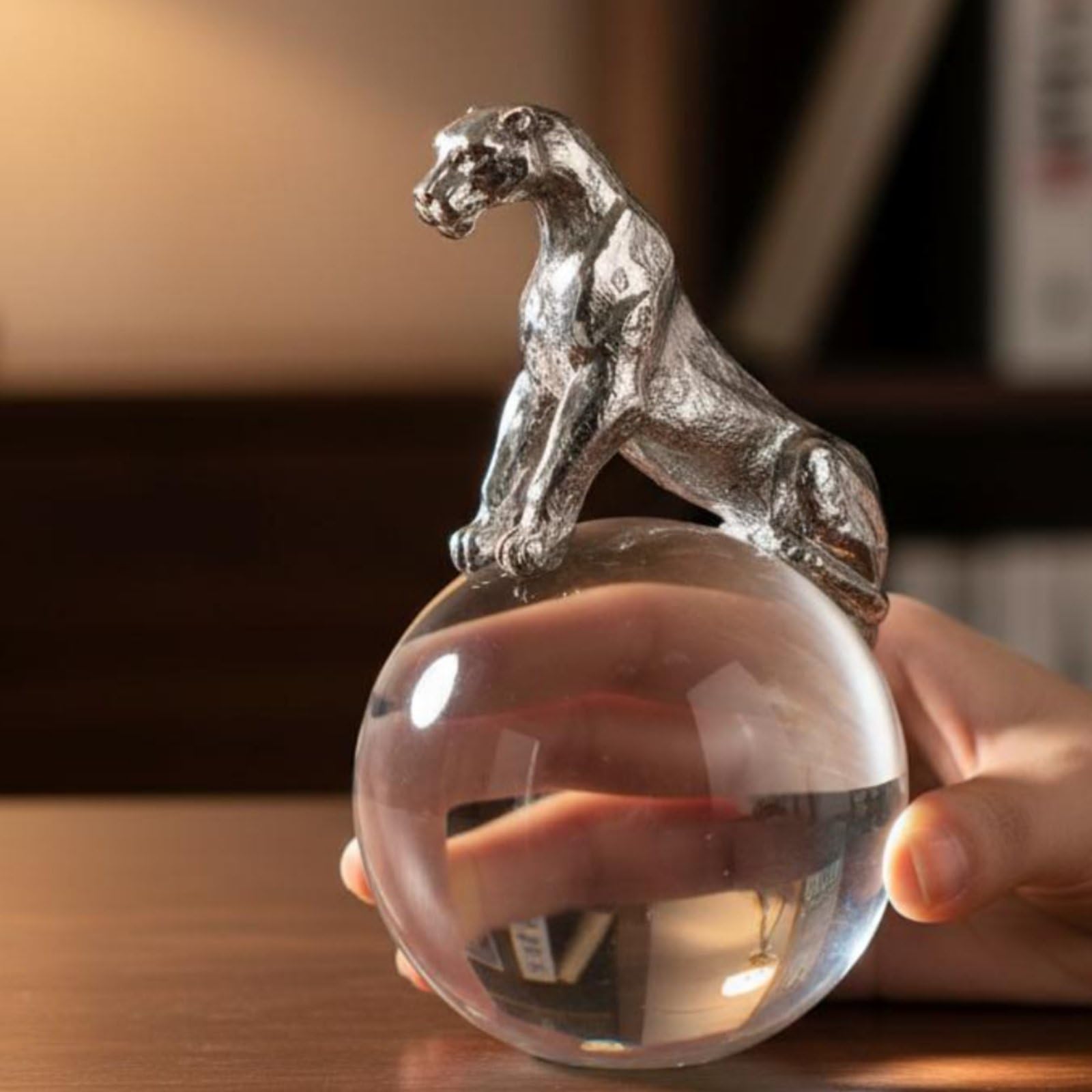 Escultura Decorativa Gato Estatua Figura Adorno en Esfera de Base de Cristal Acabado Pulido y Tallado Adecuada para Sala de Estar Entrada Estanterías Escritorio, Plateado