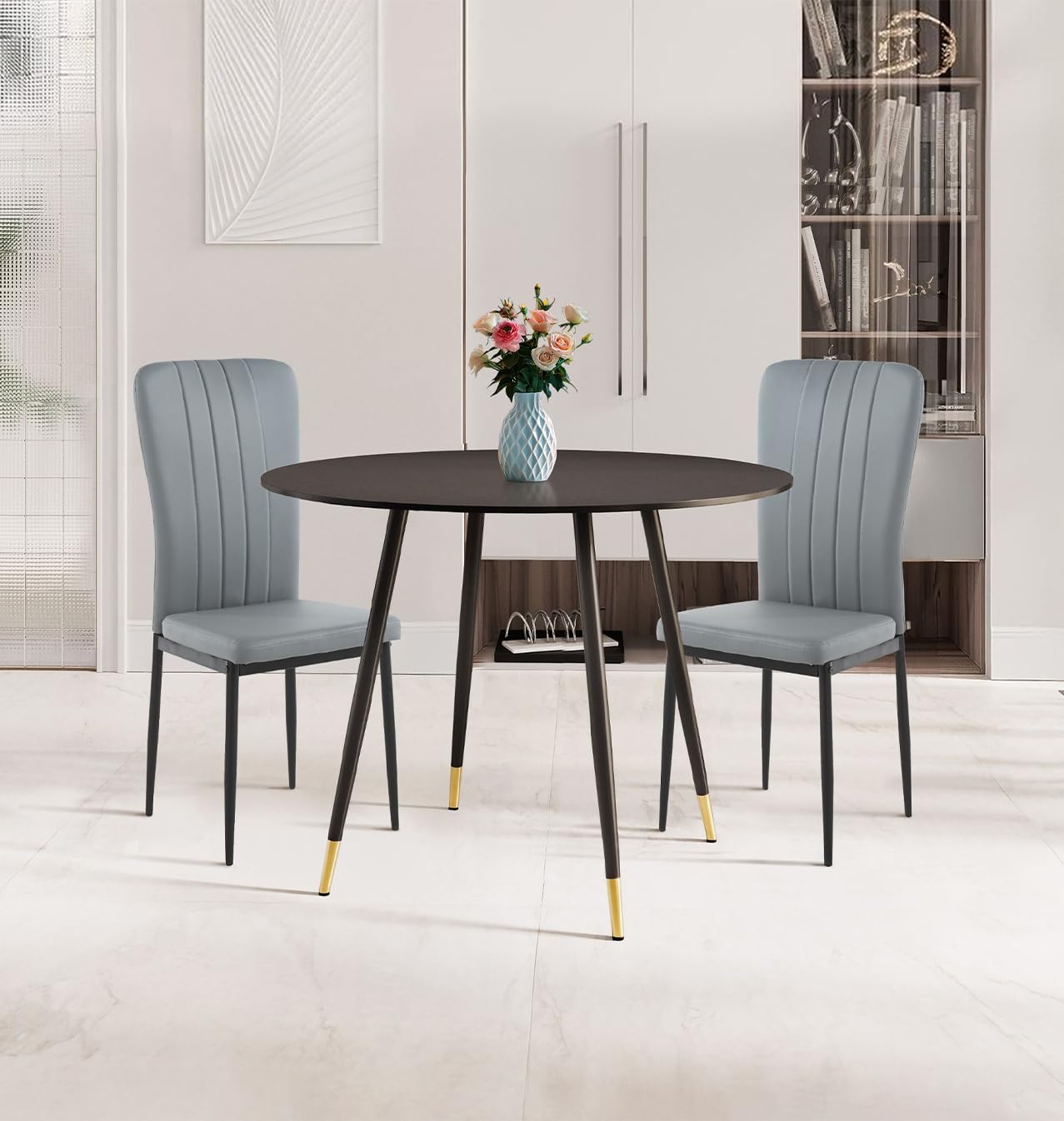 Mesa de comedor redonda con 2 sillas de comedor de piel gris