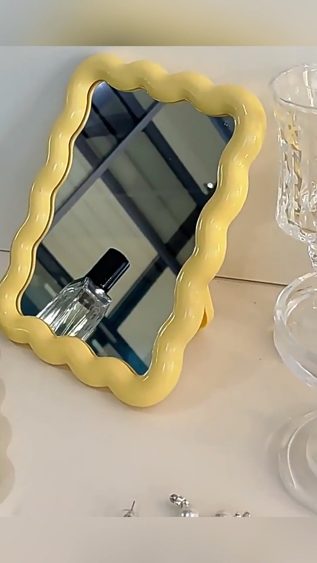 Espejo de maquillaje de escritorio con diseño ondulado Philbinden miniatura 7