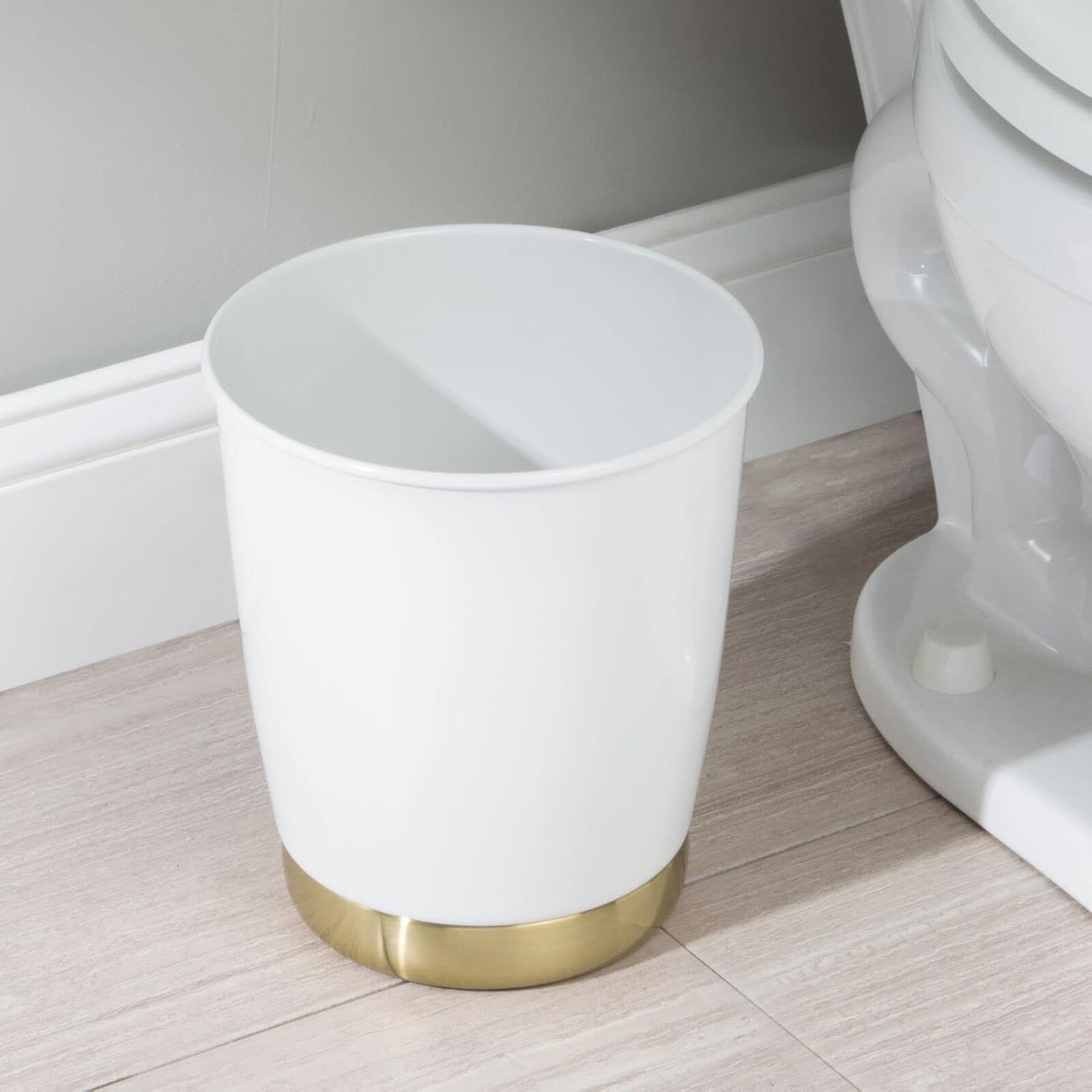 mDesign Round Metal Small Trash Can Wastebasket, Garbage Container Bin for Bathrooms, Powder Rooms, Kitchens, Home Offices - Durable Solid Steel - White/Soft Brass