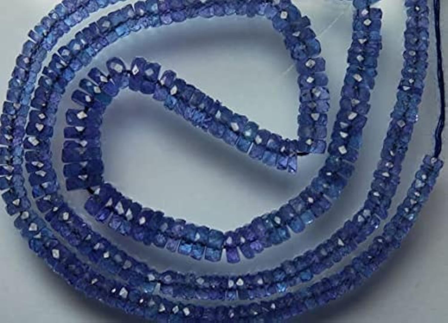 Tanzanite véritable en perles précieuses pour fabriquer un cadeau d'anniversaire mémorable