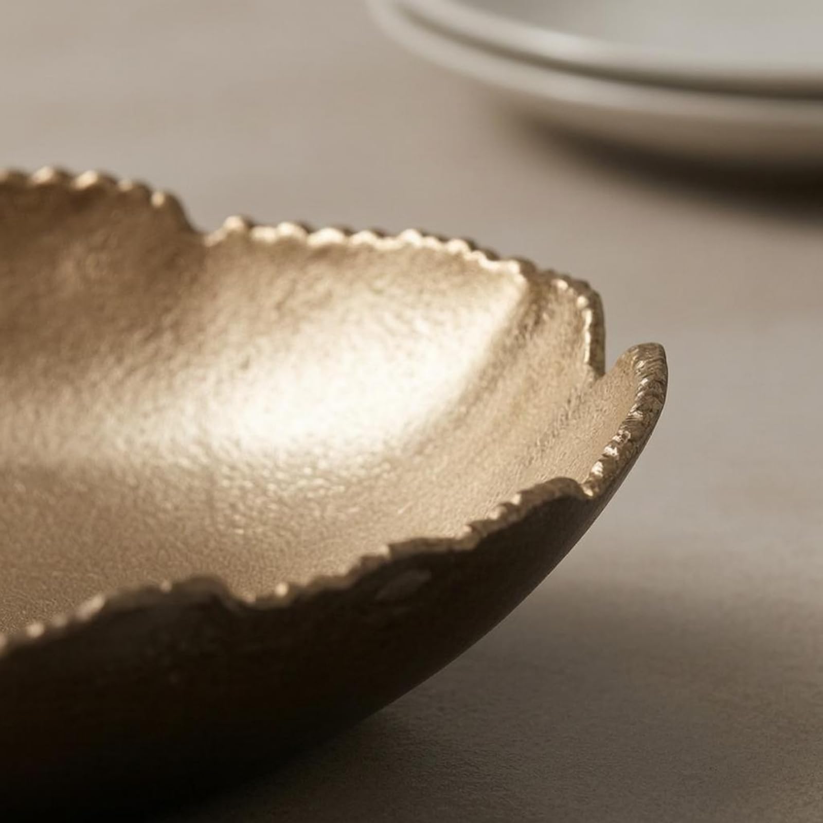 Bandeja de Servicio de Aluminio Bandeja Decorativa Centro de Mesa Plato de Presentación Forma Irregular con Brillo y Efecto Cálido en la Mesa Adecuada, G, Grande 34 24 H13cm