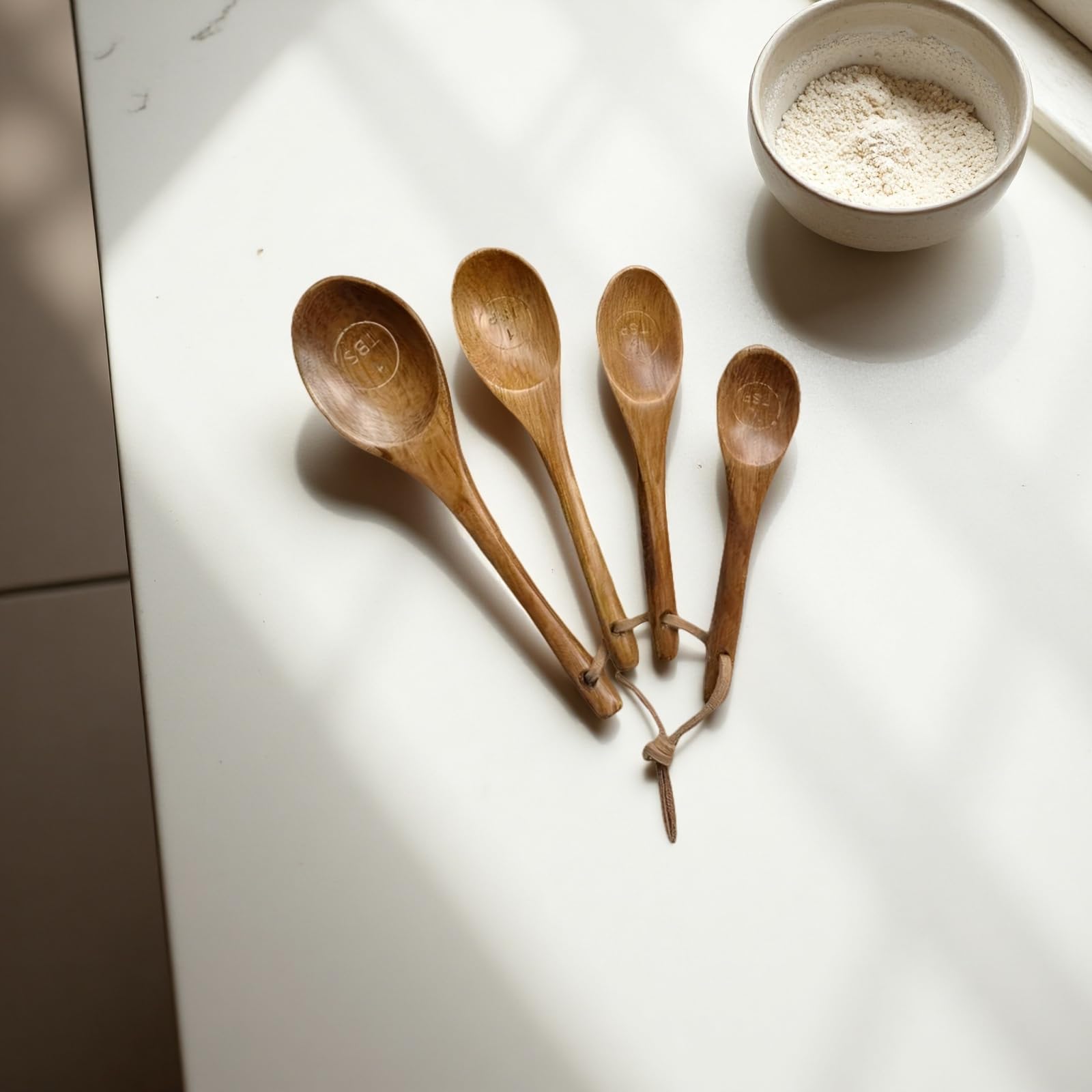 Tasses et cuillères doseuses en bois, lot de 8, tasses en bois d'acacia, cuillères en bois de hêtre, marquages gravés, design emboîtable pour rangement facile, idéal pour cuisiner et pâtisser