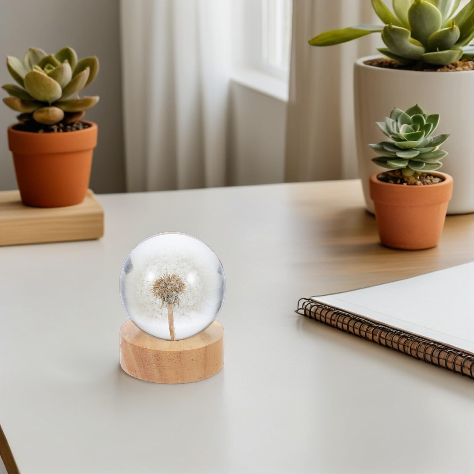 SHINEOFI Lampada da Tavolo in Cristallo 3d a Sfera con Incisione Tarassaco, Luce Notturna Decorativa USB con Base in Legno Massello, Globo Luminoso per Atmosfera Calda e Regalo Elegante