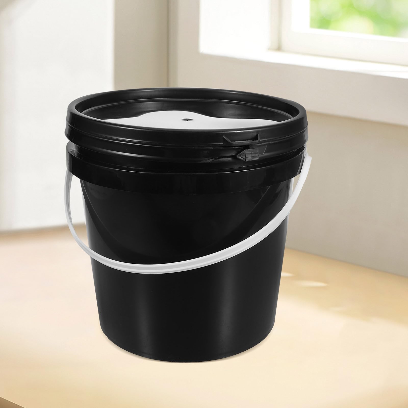 Bucket de Peinture Noir en Plastique Léger avec Poignée, Seau de Peinture avec Couvercle pour Rangement et Usage Quotidien à Domicile, Capacité 2l