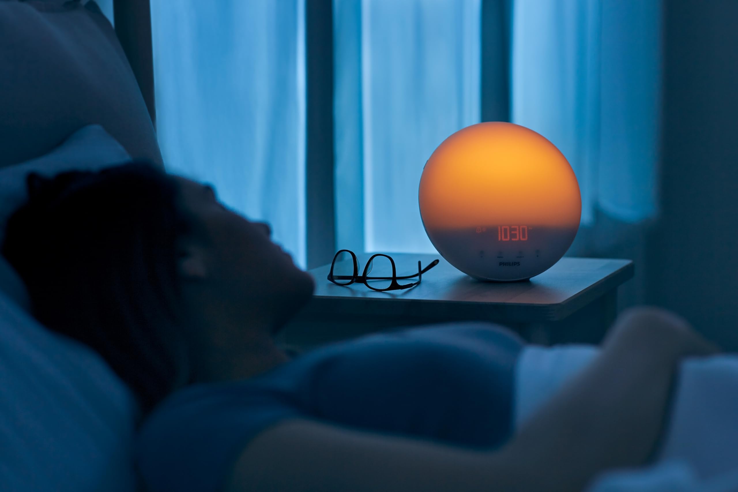 PHILIPS HF3519/01 Despertador de luz con simulación del amanecer, Radio FM y lámpara de lectura, 5 sonidos naturales, Alarma diferida, Blanco