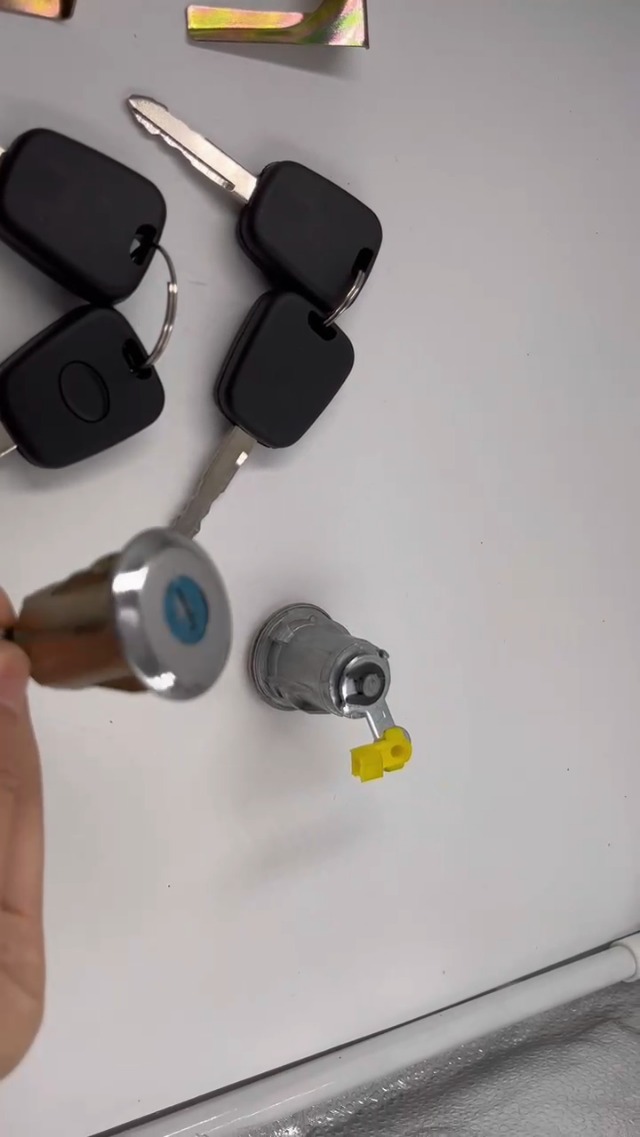 Cilindro Serratura Porta Per Citro&euml;n C1/Peugeot 107/Toyota Aygo - Set Sinistro E Destro Con 4 Chiavi