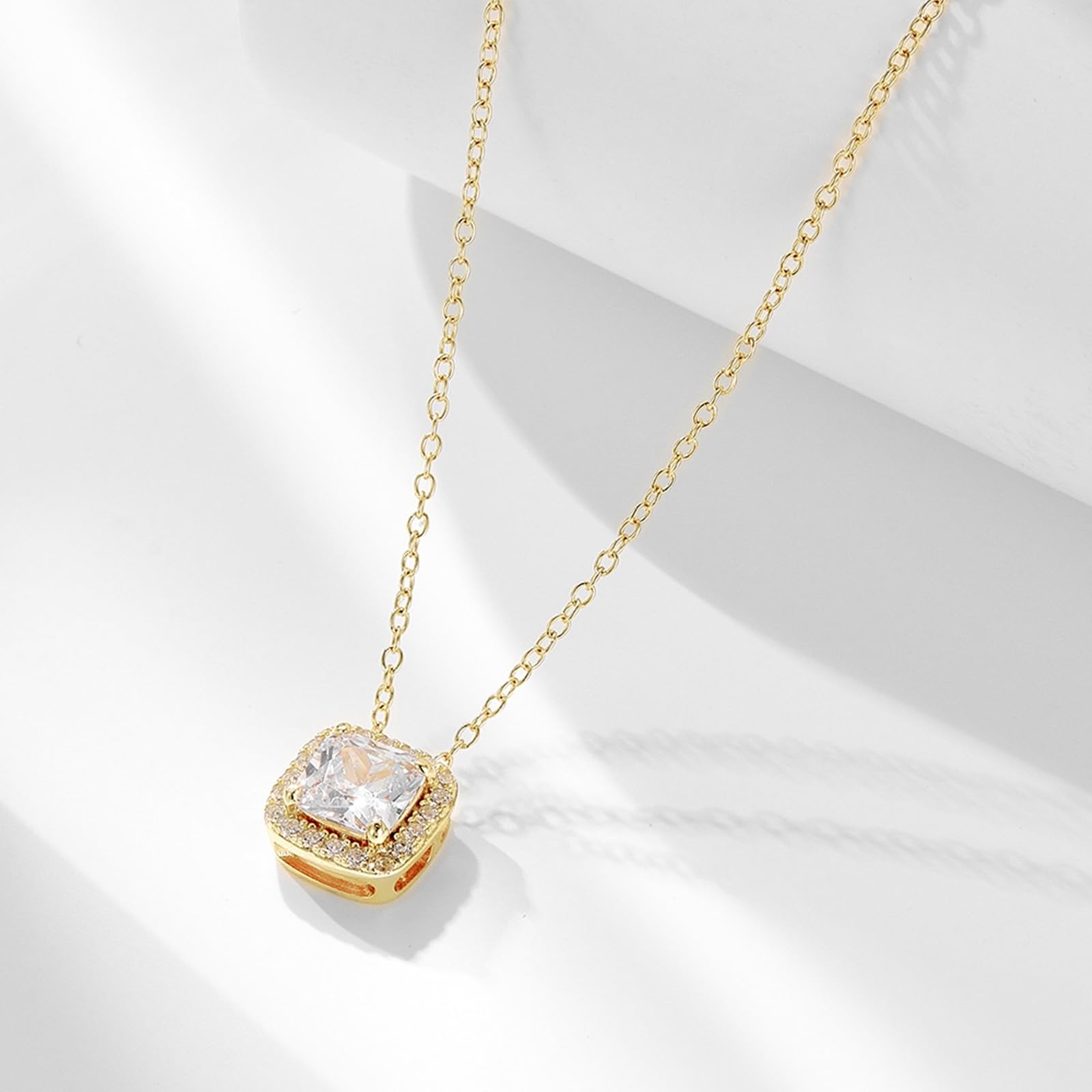 Złoty naszyjnik damski 9kt/14kt/18 karatów, syntetyczny diamentowy kwadratowy wisiorek, regulowany łańcuszek 40 + 5 cm
