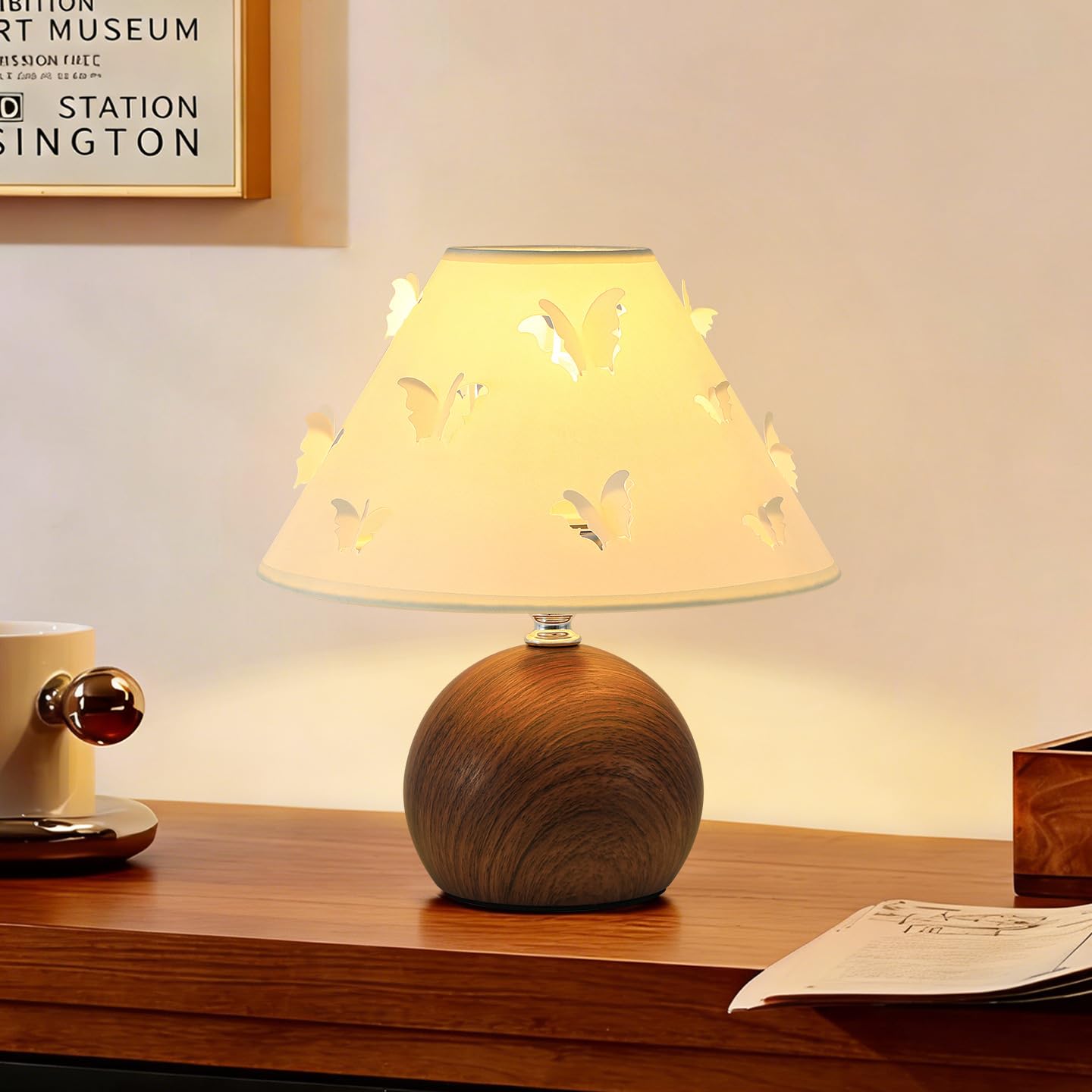 OOWOKS Tischlampe Schlafzimmer Vintage Dimmbar Nachttischlampe mit USB Kabel 3000K/4500K/6000K Retro Tischleuchte Weiß Stoff Lampenschirm Holzoptik Design Schmetterling Dekorative Wohnzimmerlampe