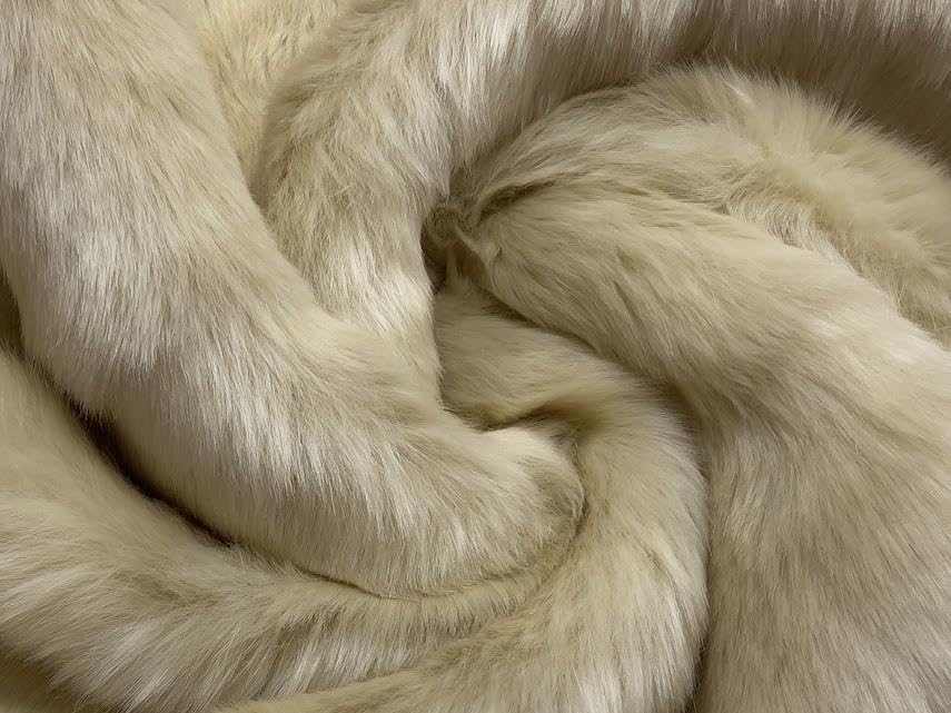 Tissu en fausse fourrure au mètre amande pour adoucir vos soirées d'hiver