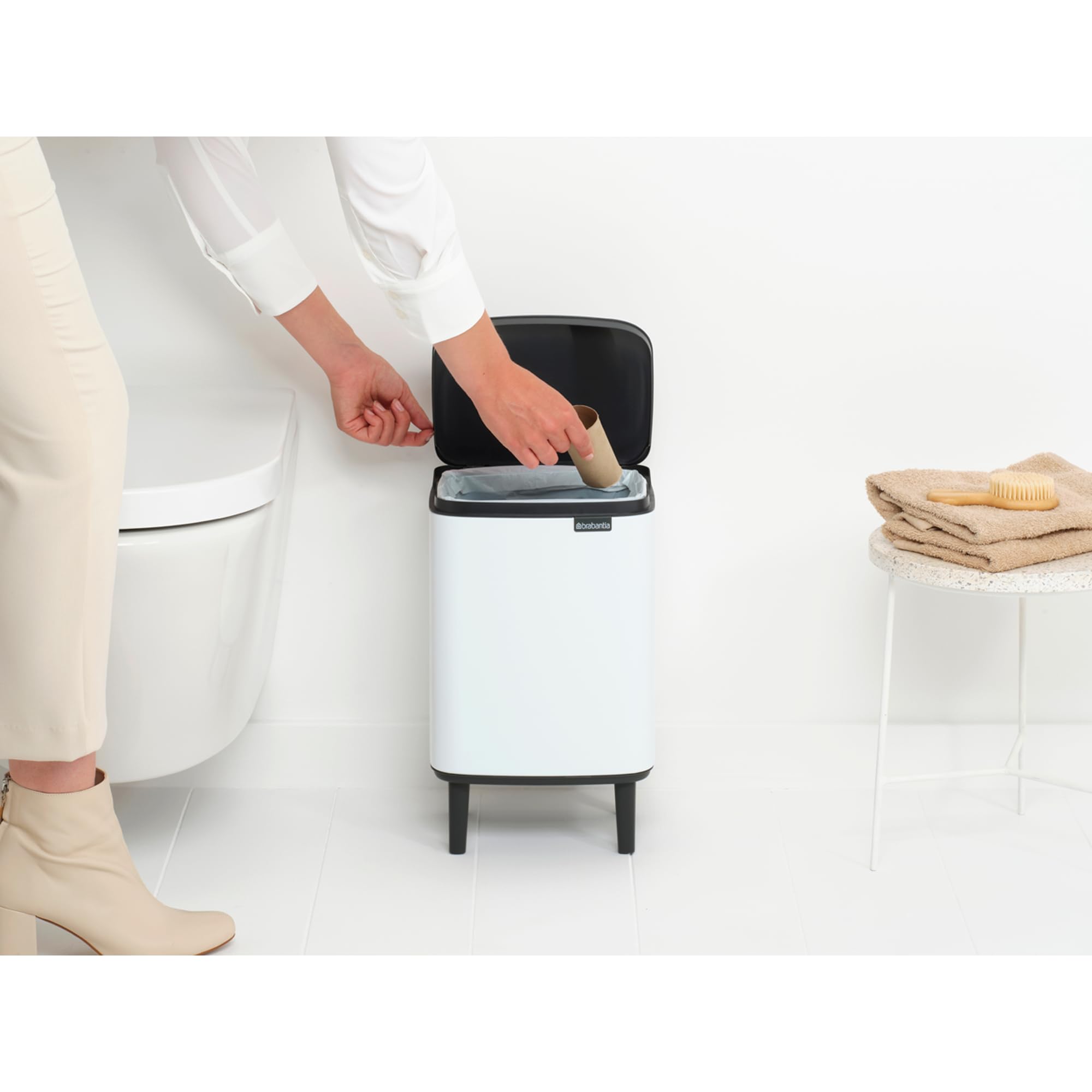 Brabantia - Cubo de basura Bo Hi 7 L con tapa de cierre suave, interior extraíble y asa de transporte - Adecuado para baño, dormitorio y oficina en casa - White