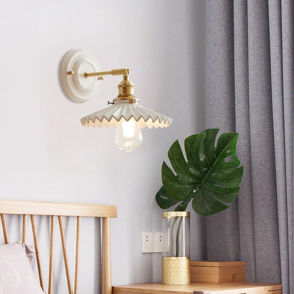 Applique Murale en céramique Vintage de Style Japonais Abat-Jour en céramique plissé Blanc Applique Murale avec Appliques en Laiton réglables à 180 degrés Lampe Murale pour Salon de Chevet