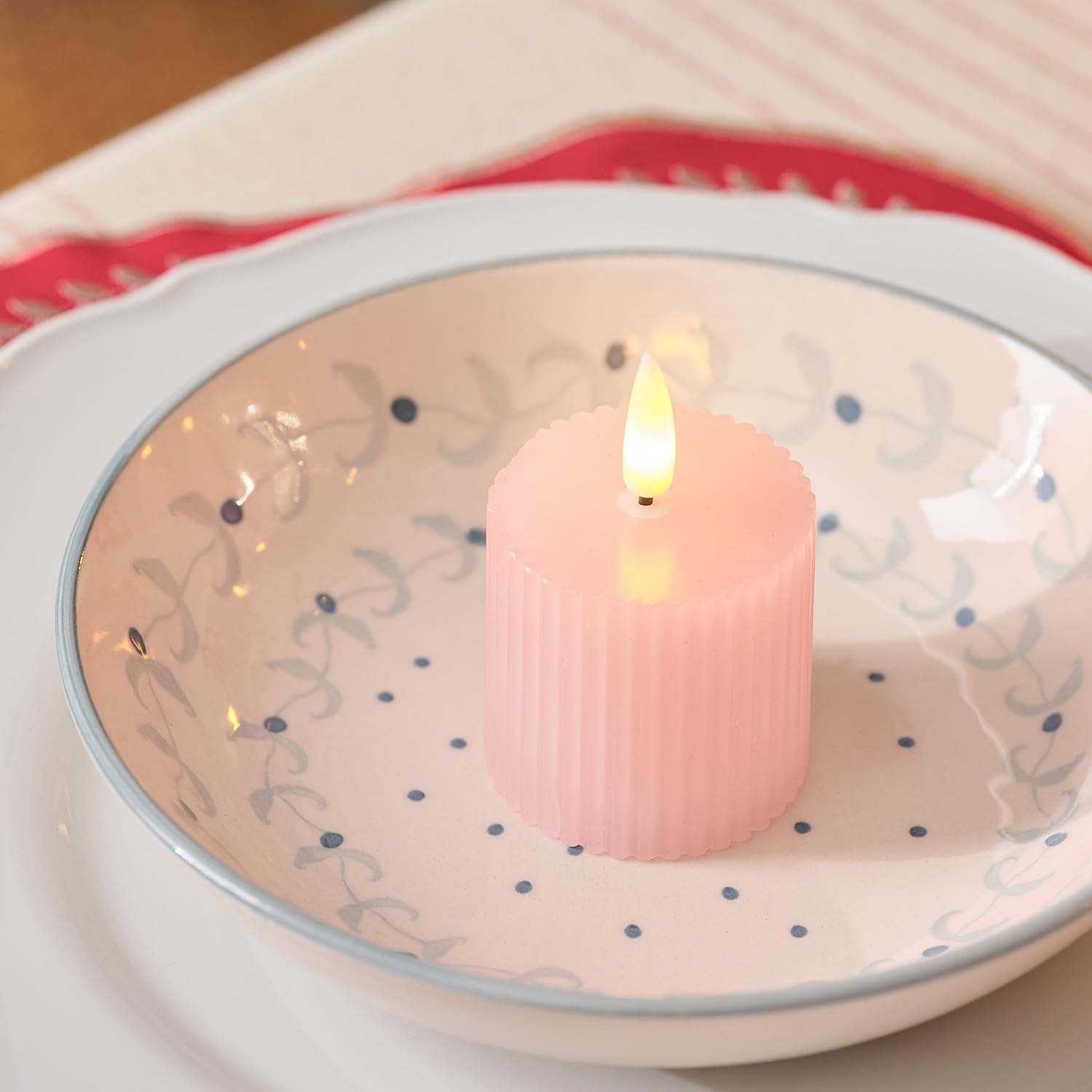 Lights4fun 6er-Set TruGlow® Rosafarbene gerippte Teelichter aus Echtwachs | Warmweiße flackernde LEDs | mit Fernbedienung & 6h Timer | Batteriebetrieben | Deko Frühjahr Tisch & Wohnbereich | 5 x 5 cm