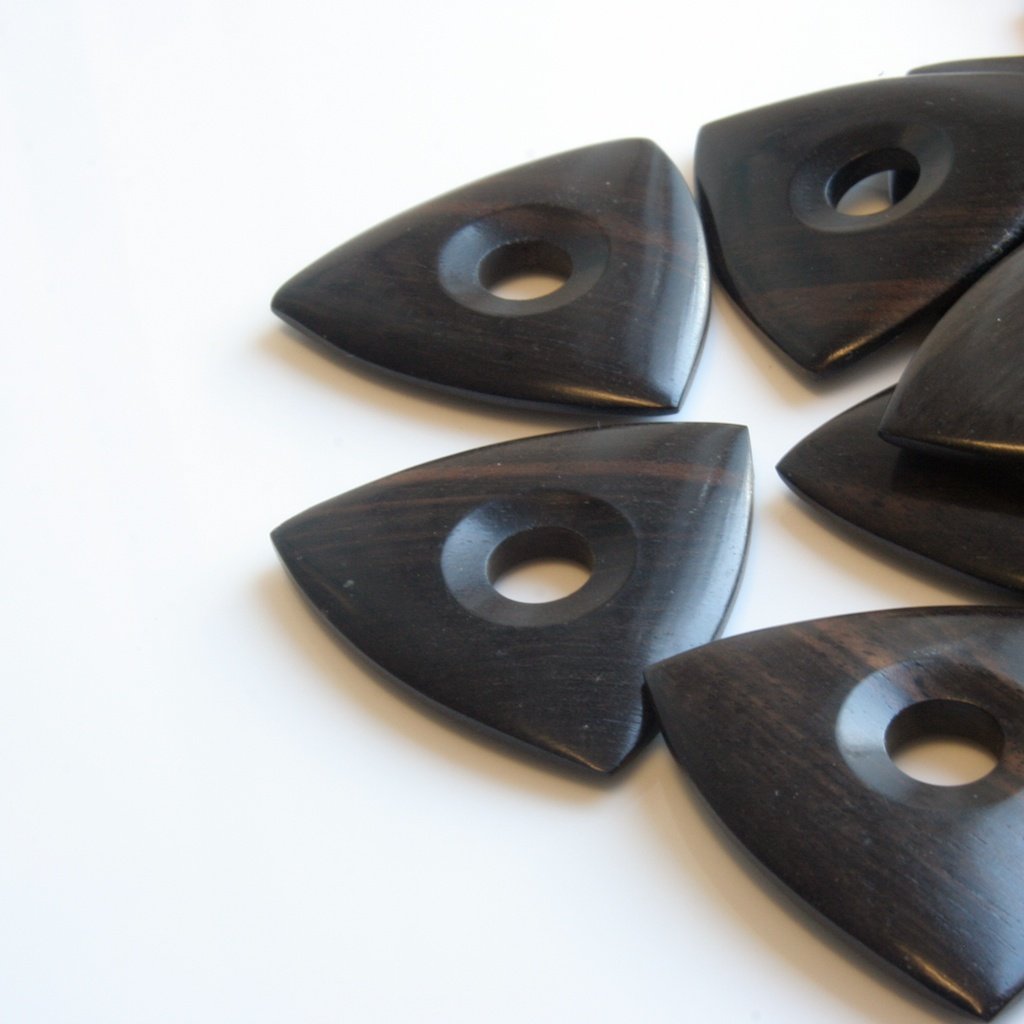 Timber Tones Collier Pendentif Médiator Ébène De Makassar – Pick De Luxe En Aluminium Anodisé, Style Rock'n'Roll