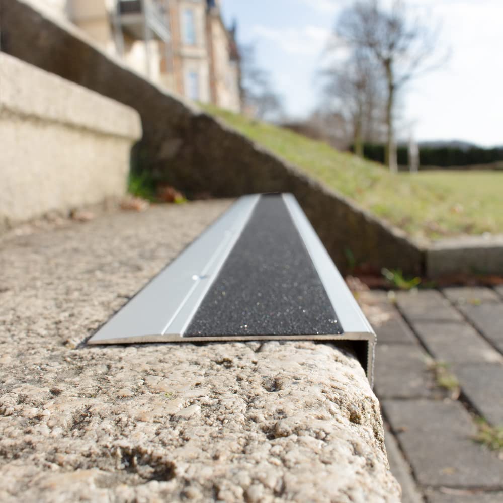 AnTina TAPES® Treppen-Kanten-Profil "General Line" 90 mm, Kanten-Schutz-Profil mit Antirutsch-Beschichtung R13 für Treppen & Stufen (9x100cm, gelb/schwarz)