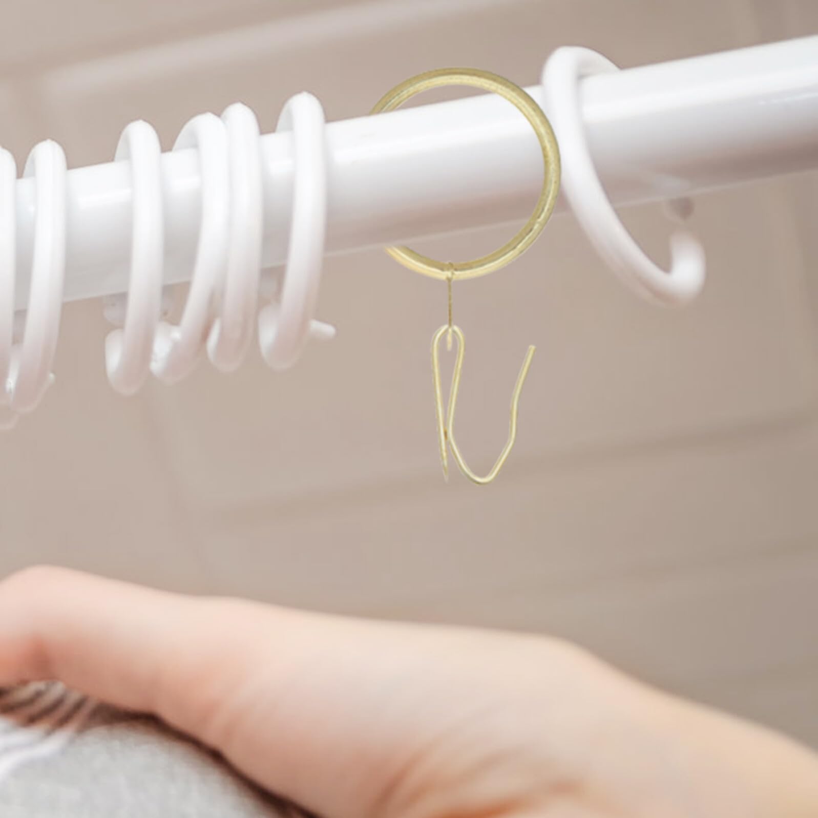 100 Juegos Anillos Metálicos para Cortinas de Ducha con Ganchos Resistentes de Dorados para Baño Accesorios Duraderos para Colgar Cortinas con Ojales Interno