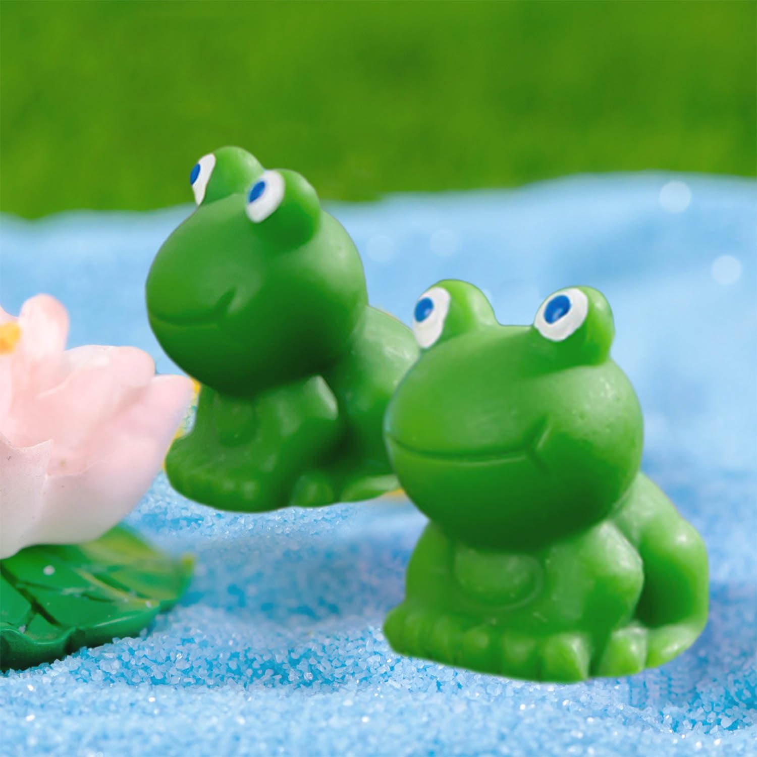 50 sztuk zielonych figurek żab, małe żaby, żaby z żywicy, mini żabki, mini statuetki żab z żywicy, małe dekoracje ogrodowe z żabami