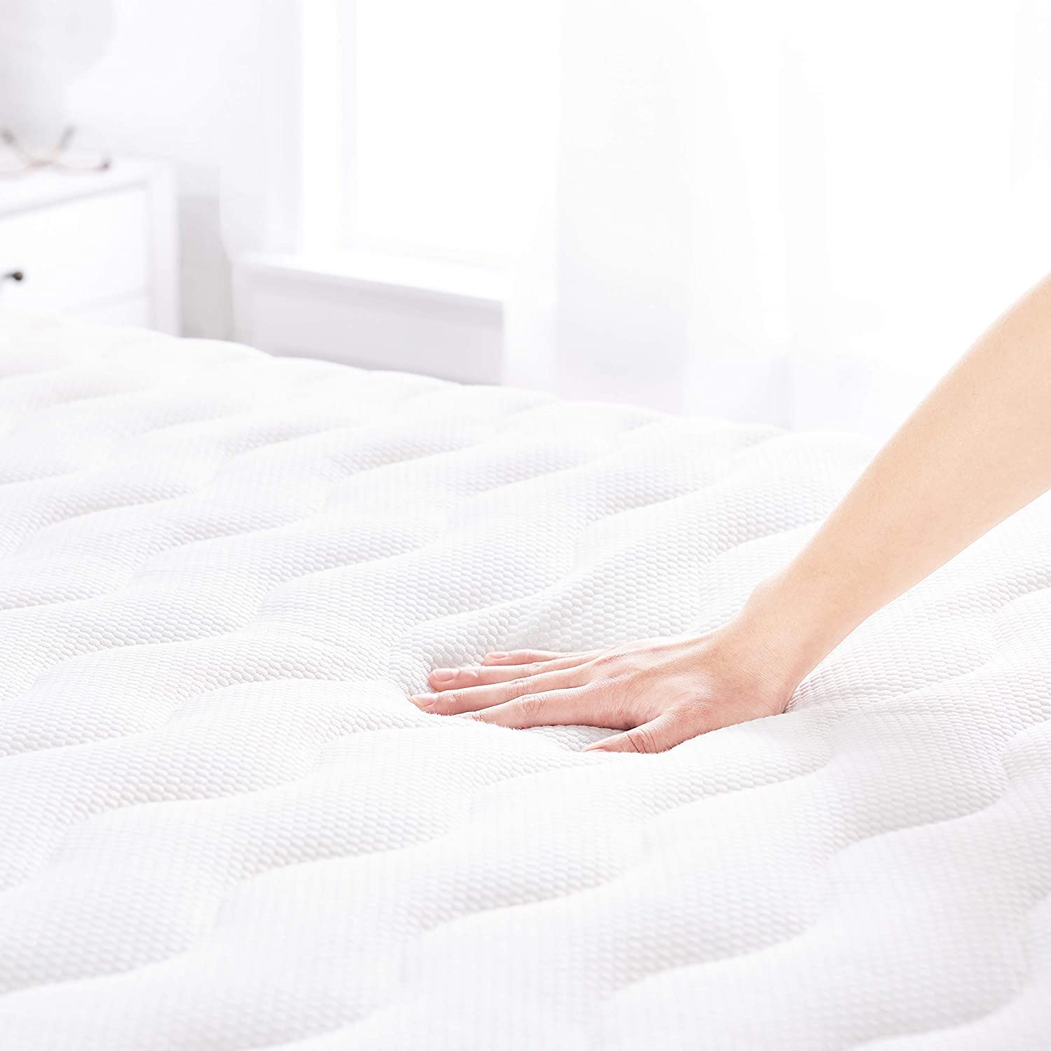 Amazon Basics Topper Matrimoniale 160 x 190 cm in Memory Foam Morbido, 7 cm Coprimaterasso, Bianco