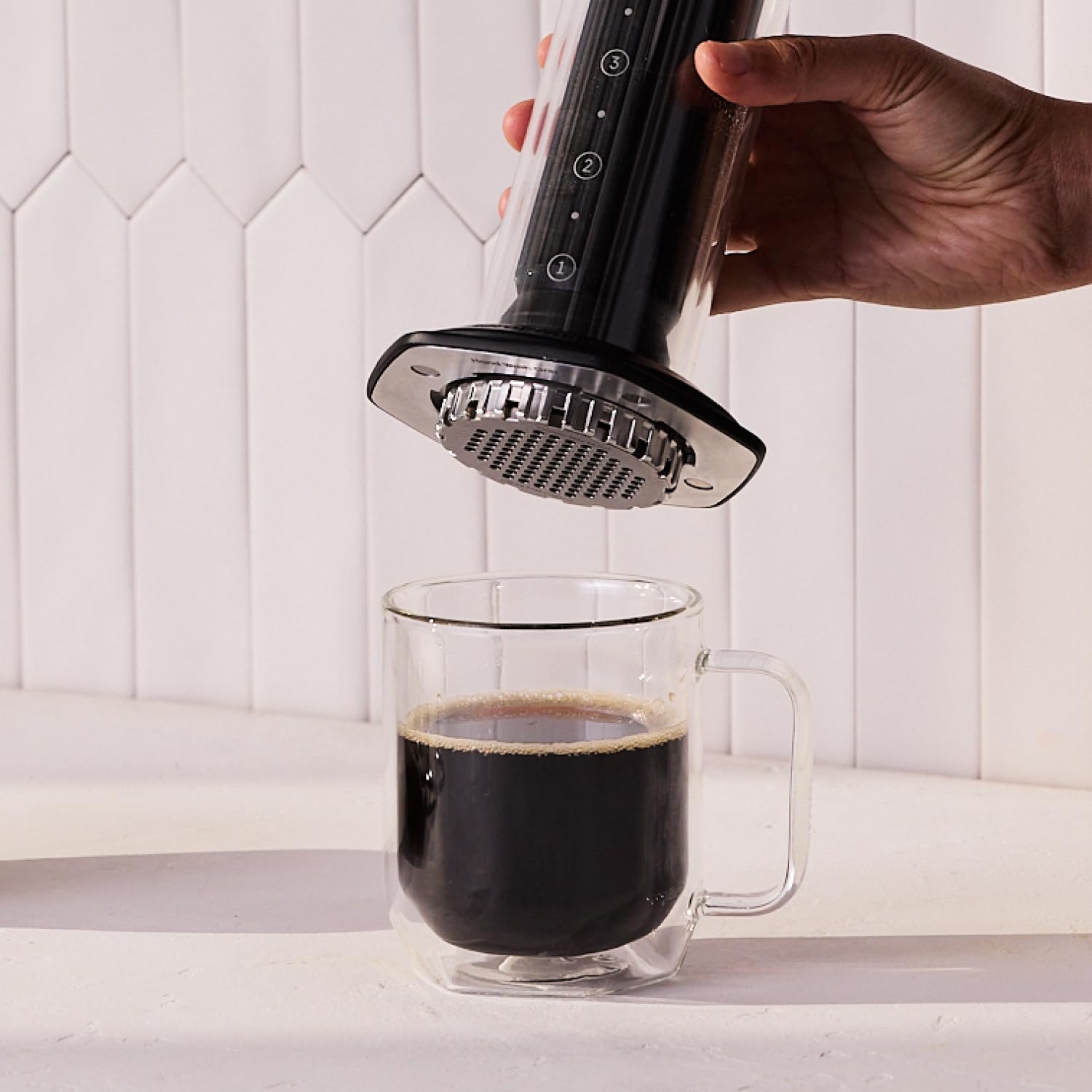 AeroPress Cafetière à piston Premium en verre, acier inoxydable et aluminium, tout-en-un French Press et cafetière expresso manuelle, infusion 2 min pour moins d’amertume et plus de saveur, Noir