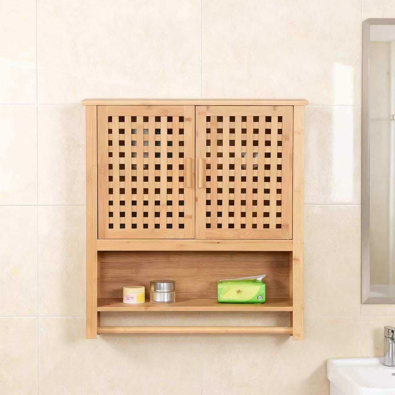 Hängeschrank aus Bambus fürs Badezimmer Wandschrank mit 2 Türen Handtuchhalter & Ablage Badschrank mit Regalfächern Platzsparend 66x62x20cm Natural (Land)