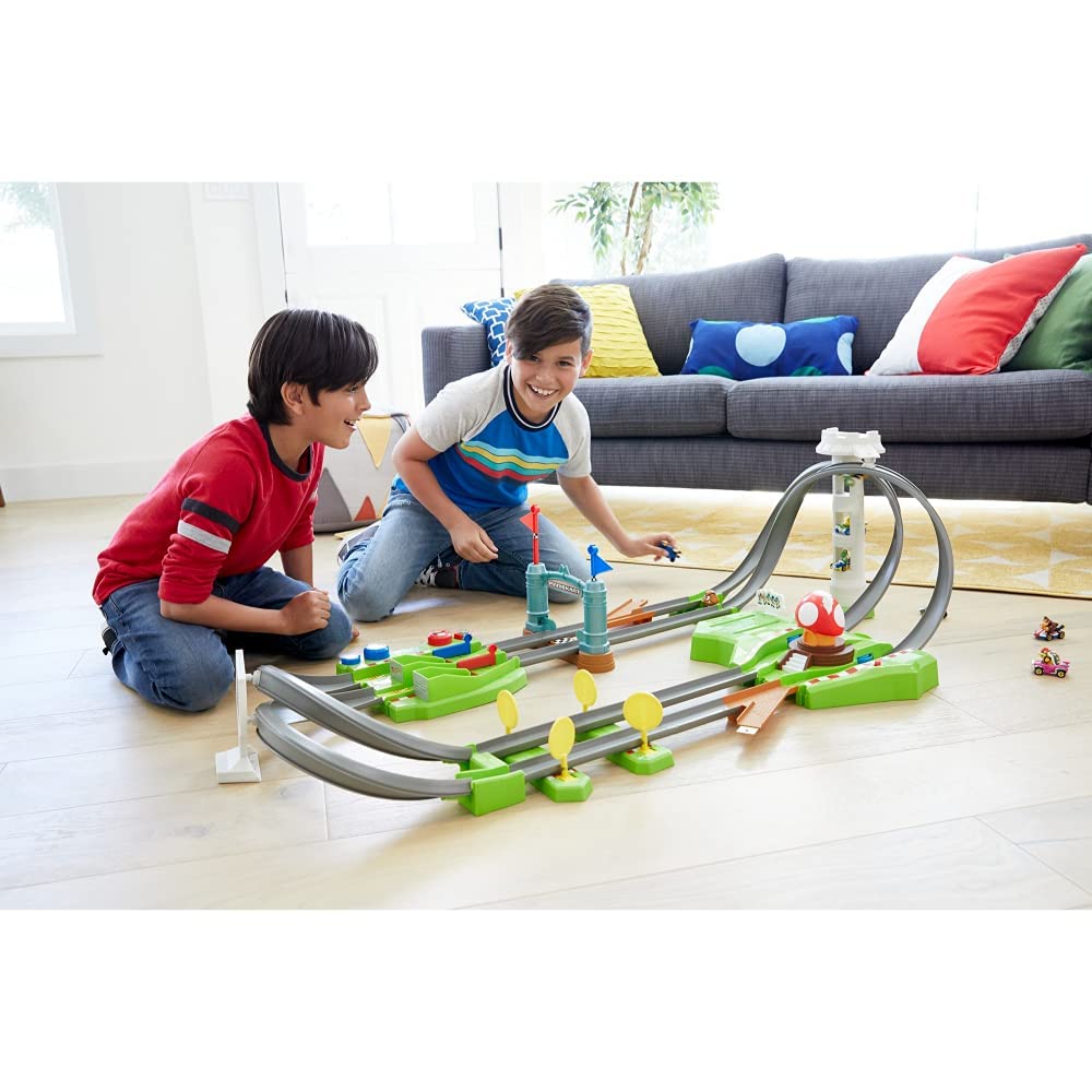 Hot Wheels HFY15 - Mario Kart Mario Circuit Trackset Deluxe zawierający 2 samochodziki, od 5 lat | Zestaw wyścigowy zawiera Booster, Plus Die-Cast Toy Mario i Yoshi Kart Pojazdy (tylko Amazon)